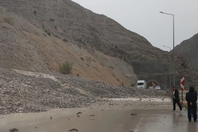 Oltu’da sağanak sele dönüştü, kara yolu ulaşıma kapandı