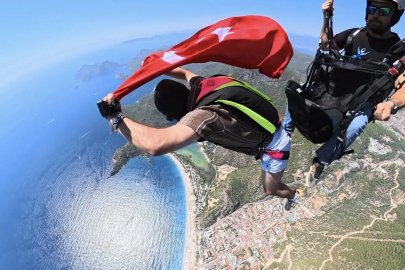 Fethiye'de 30 Ağustos'a özel yamaç paraşütü atlayışı   