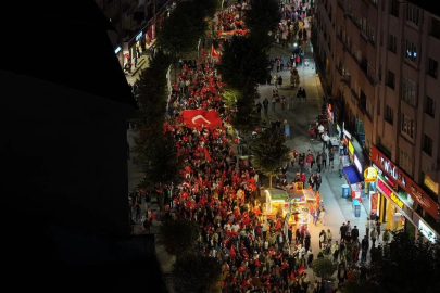 Yüzlerce kişi Türk bayrakları ve meşalelerle yürüdü
