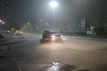 Ordu'da sağanak yağış; ulaşımı aksattı