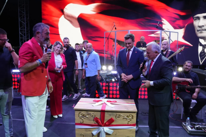 Şarkıcı Hakan Altun’a sahnede ‘çeyiz sandığı’ hediye edildi