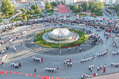 Sivas’ta 1058 kişi aynı anda halay çekti