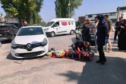 İki otomobille çarpışan motosikletin sürücüsü yaralandı