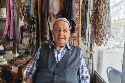 92 yaşındaki semer ustası, zanaatını yaşatmak için 2 bastonuyla dükkan açıyor