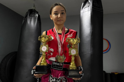 Mağazada çalışıp, spor salonu aidatını ödediği ‘muay thai’de şampiyon oldu
