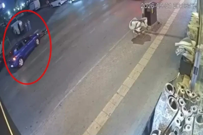 Bursa'da devrilen motosiklet otomobile çarptı; o anlar kamerada  
