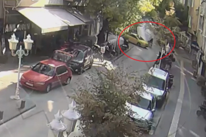 Ehliyetsiz sürücünün kullandığı motosiklet taksiye çarptı; kaza kamerada