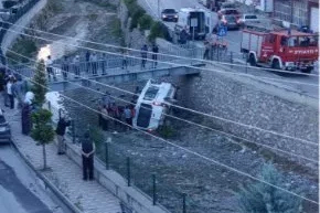 Çorum'da diyaliz hastalarını taşıyan servis aracı çaya uçtu: 5 yaralı