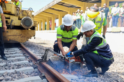 Adapazarı’nda tren hattının yer altına alınması projesinde ilk ray söküldü
