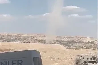 Mardin’de arazide oluşan hortum kamerada
