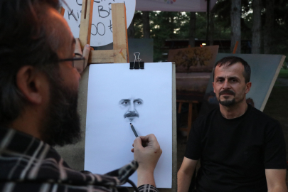 Çocukken izlediği ressam Bob Ross'dan etkilendi, canlı model portre sanatçısı oldu