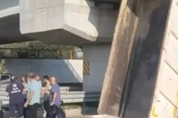 Kamyonun açılan damperi, köprüye takıldı