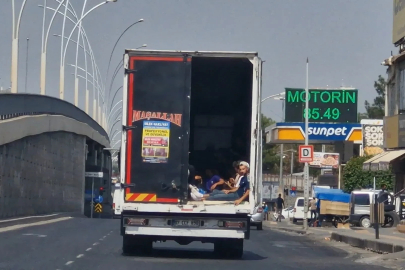 Diyarbakır'da nakliye aracının kasasında tehlikeli yolculuk