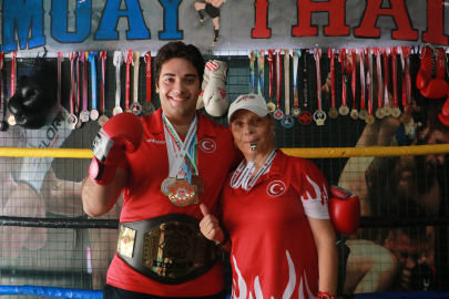 Kick boks antrenörü anne, oğlunu Avrupa'ya hazırlıyor