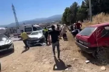 Otomobiller çarpıştı; 2’si çocuk, 6 yaralı