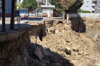 Okul bahçesinin istinat duvarı çöktü