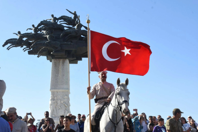 İzmir'de 9 Eylül kutlamaları 'Zafer Yürüyüşü' ile başladı (3)