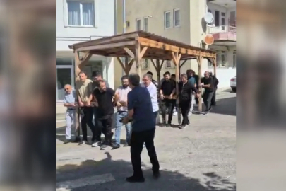 Öğretmenler kamelyayı, 200 metre mesafedeki yeni okula taşıdı