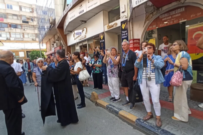 ABD ve Kanadalı hac yolcuları depremde hasar gören kilisede dua etti