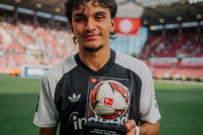 Can Uzun attığı 2 golle Eintracht Frankfurt’a galibiyeti getirdi