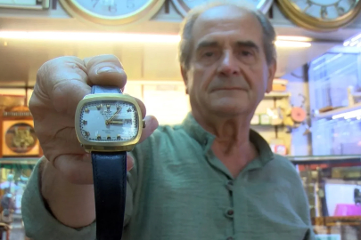 Parçaları tamirde kullanılmak için ayrılan yarım asırlık saat, bin 500 dolardan vitrine çıktı