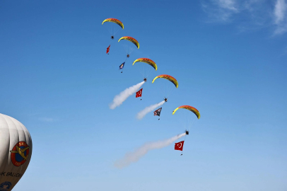 İzmir'deki havacılık festivalinde gökyüzünde Türk bayrağı ve Atatürk posteri açıldı