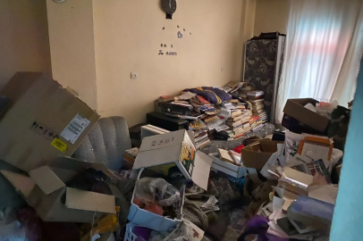 Kötü koku gelen evden 1 ton atık çıktı