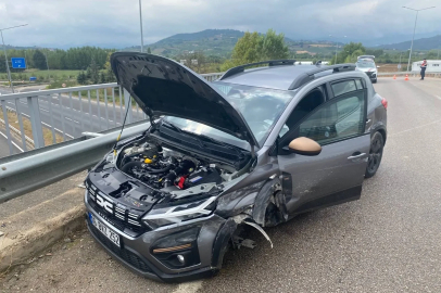 İnegöl'de otomobil bariyerlere çarptı: 2 yaralı