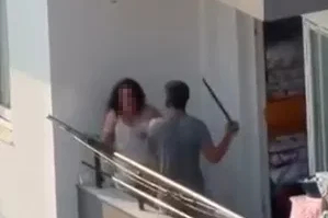 Balkonda tartıştığı kadını sopayla dövdü