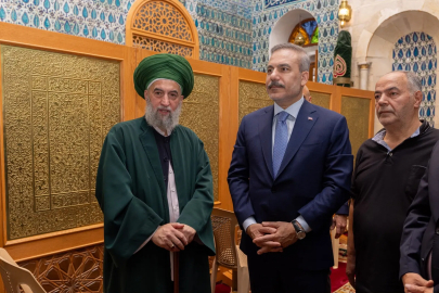 Bakan Fidan, Suriye'de cami ve türbeleri ziyaret etti