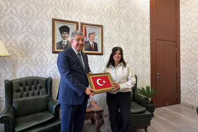 Yerde gördüğü Türk bayrağını alan kurye Gülten’e vali tebriği