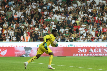 Onana hem kurtarıyor hem oyun kuruyor