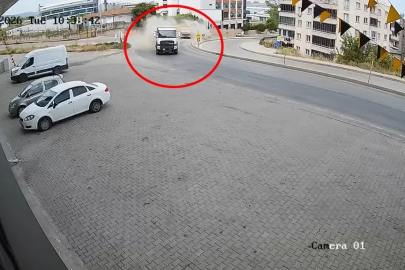 Hafriyat kamyonu karşı yöne geçip kamyon ile istinat duvarına çarptı; kaza kamerada