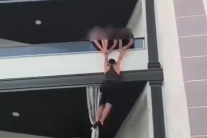 Aranan hükümlü, baskına gelen polisleri görünce balkondan kaçmaya çalıştı