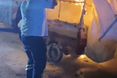 Ambulans şoförünün, 3 tekerli motosikletteki yangına müdahale ettiği anlar kamerada