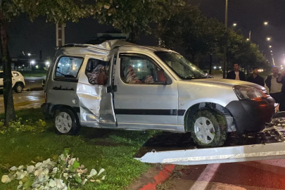 Bursa'da hafif ticari araç refüjdeki ağaca çarptı: 2 yaralı 