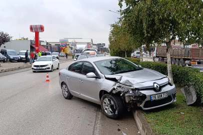 Otomobilin 3 araca çarptığı kaza kamerada; 1 yaralı