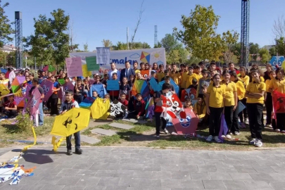 Kars'ta uçurtmalar Gazze’deki çocuklar için gökyüzüne bırakıldı