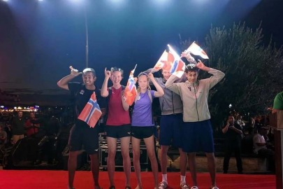 Foça'da plaj voleybolu coşkusu başladı