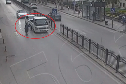 Yaya geçidinde duran kamyonete otomobilin çarptığı kaza kamerada