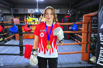 Lise arkadaşları sayesinde başladığı muay thai sporunda dünya şampiyonu oldu