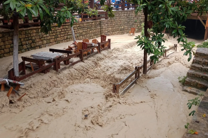 Hatay'da şiddetli sağanak nedeniyle dereler taştı 
