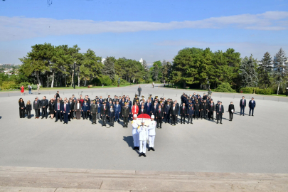Ankara Valisi Canbolat, Anıtkabir'i ziyaret etti