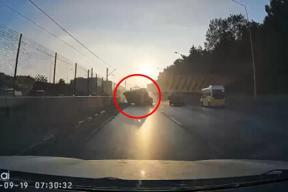 Kamyonetin çarptığı hafif ticari araç, otomobilin üstüne devrildi; kaza kamerada