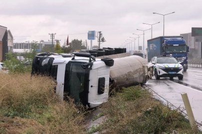 Yağış nedeniyle devrilen tankerin sürücüsü yaralandı 