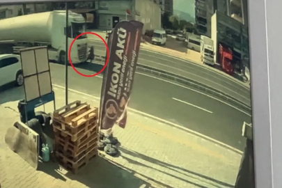 Yolun karşısına geçerken tankerin çarptığı yaya öldü; kaza kamerada