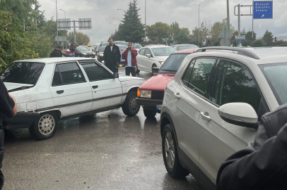 Bursa’da 3 aracın karıştığı zincirleme kaza: 2 yaralı 