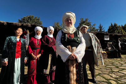 Geleneksel Kırgız kıyafetlerini yaşatıyor