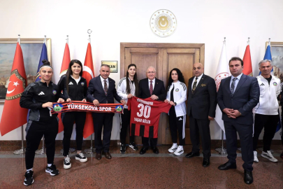 Bakan Güler, Yüksekova Spor Kadın Futbol Takımı sporcuları ile görüştü