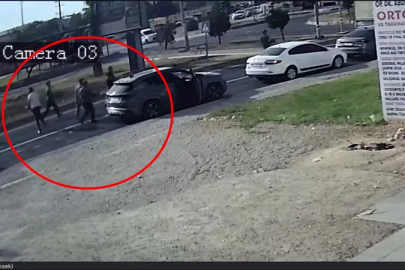 Yola saçılan sebze ve meyveleri sürücüler toplayıp kamyonete taşıdı